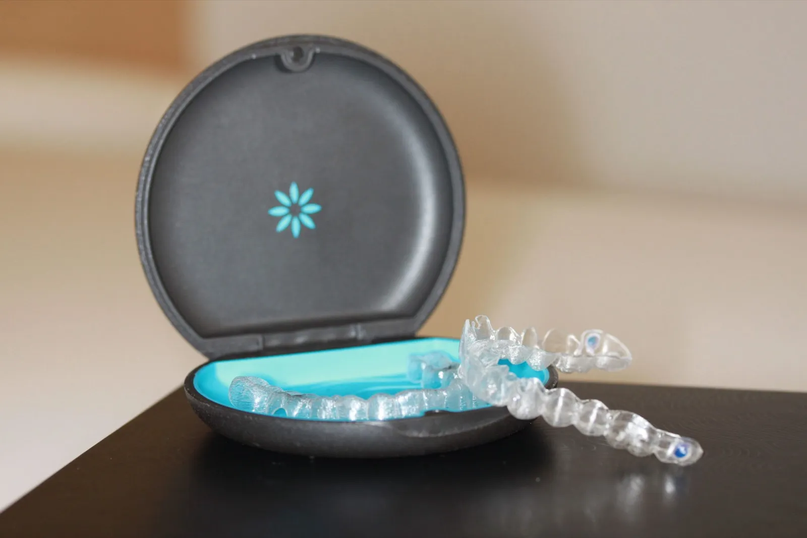 Estuche abierto con alineadores transparentes de ortodoncia invisible para adolescentes