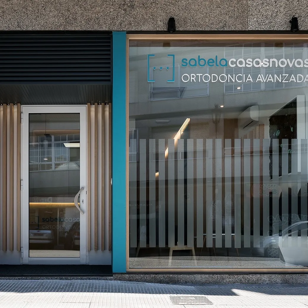 Fachada de Sabela Casasnovas Ortodoncia Avanzada con el rótulo en el escaparate de la calle Argentina